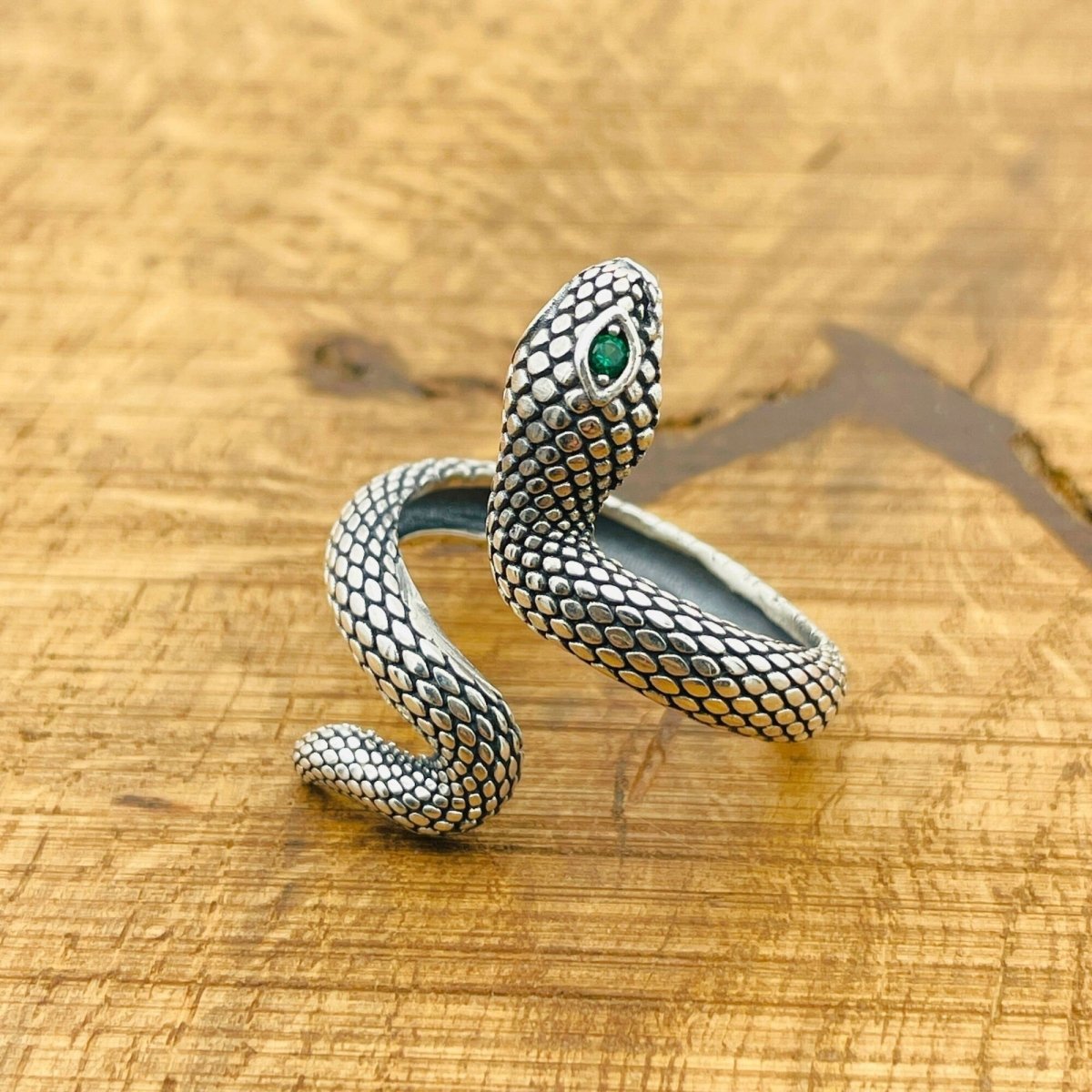 Adjustable Green Snake Eyes Design Ring - TryAladdin